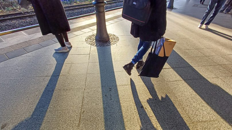 Unterhalb des Gesichtsfeldes. Blick auf die Beine von Passanten