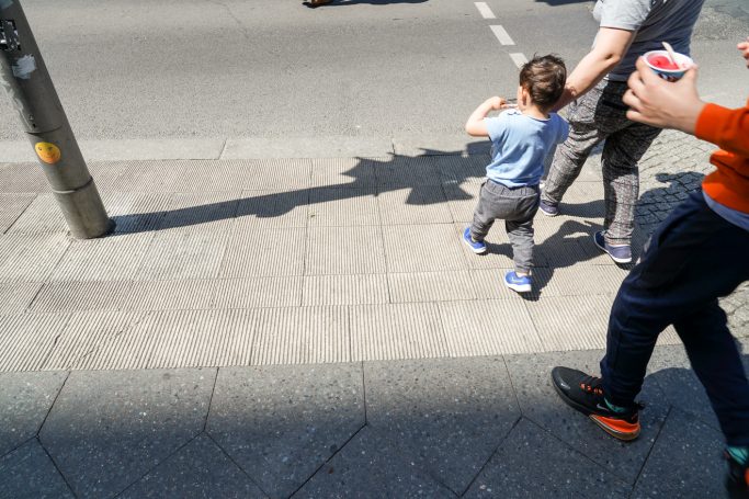 Unterhalb des Gesichtsfeldes. Blick auf die Beine von Passanten